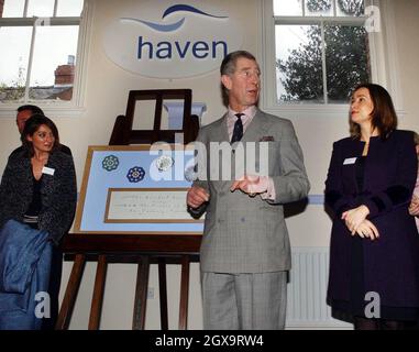 Le Prince de Galles avec Wendy Smith (à gauche), directrice de projet du Haven Trust et Sara Davenport, fondatrice du Haven Trust, après avoir dévoilé une plaque lors de sa visite au Hereford Haven.Il s'agissait de son premier engagement public depuis que le coroner royal Michael Burgess a annoncé que le commissaire de police métropolitaine Sir John Stevens enquêterait sur les rumeurs entourant la mort de la princesse de Galles et de son amant, Dodi Fayed, dans un accident de voiture à Paris il y a plus de six ans.Â Anwar Hussein/allactiondigital.com Banque D'Images