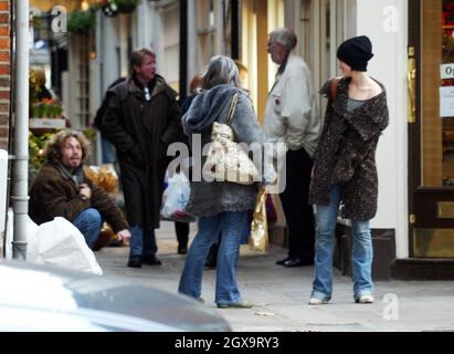 Les pirates de la star des Caraïbes Keira Knightley retournent à Londres pour un week-end rare avec sa famille. Keira a fait ses cheveux, suivi d'un déjeuner et d'une visite dans un quartier commerçant de l'Ouest de Londres. Elle a même trouvé le temps de s'arrêter et de plaisanter avec une tramp locale devant un magasin de chocolat où elle a apporté une sélection de truffes au champagne. Banque D'Images