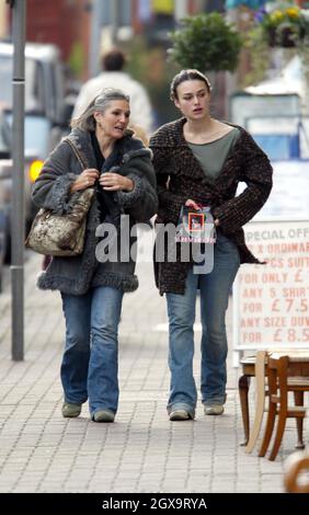 Les pirates de la star des Caraïbes Keira Knightley retournent à Londres pour un week-end rare avec sa famille. Keira a fait ses cheveux, suivi d'un déjeuner et d'une visite dans un quartier commerçant de l'Ouest de Londres. Elle a même trouvé le temps de s'arrêter et de plaisanter avec une tramp locale devant un magasin de chocolat où elle a apporté une sélection de truffes au champagne. Banque D'Images