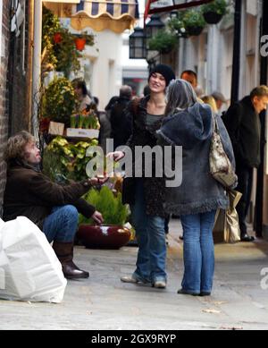 Les pirates de la star des Caraïbes Keira Knightley retournent à Londres pour un week-end rare avec sa famille. Keira a fait ses cheveux, suivi d'un déjeuner et d'une visite dans un quartier commerçant de l'Ouest de Londres. Elle a même trouvé le temps de s'arrêter et de plaisanter avec une tramp locale devant un magasin de chocolat où elle a apporté une sélection de truffes au champagne. Banque D'Images