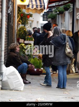 Les pirates de la star des Caraïbes Keira Knightley retournent à Londres pour un week-end rare avec sa famille. Keira a fait ses cheveux, suivi d'un déjeuner et d'une visite dans un quartier commerçant de l'Ouest de Londres. Elle a même trouvé le temps de s'arrêter et de plaisanter avec une tramp locale devant un magasin de chocolat où elle a apporté une sélection de truffes au champagne. Banque D'Images