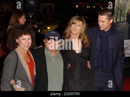 Jennifer Aniston avec son mari Brad Pitt et Danny DeVito avec sa femme Rhea Perlman à la première mondiale de 'Along Fot Polly'. Banque D'Images