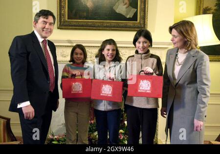 Le chancelier de l'Échiquier Gordon Brown avec (de gauche à droite) Esome Anderson, 11 ans, de Greenwich, Kate Harhill, 11 ans, de Chatham, Lilly Thomas, 12 ans, de Lincoln, et sa femme Sarah, au 11 Downing Street, avant l'exposé budgétaire de cet après-midi à la Chambre des communes.Les enfants ont visité le Chancelier dans le cadre du programme Newsround de la BBC TV.Le chancelier a déjà déclaré qu'il avait l'intention de se concentrer sur des "mesures ciblées visant les priorités du travail des familles avec de jeunes enfants, des retraités, des épargnants et des investissements". Banque D'Images