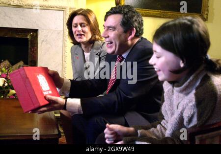 Le chancelier de l'Échiquier Gordon Brown et sa femme Sarah rencontrent Lily Thomas, âgée de 12 ans, de Lincoln, au 11 Downing Street, avant l'exposé budgétaire de cet après-midi à la Chambre des communes. Banque D'Images