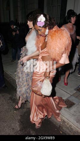 Naomi Campbell arrive à Claridges pour le 30ème anniversaire de Kate Moss.La fête star-studed, avec un thème basé sur le roman populaire de F Scott Fitzgerald, le beau et le damné, a déménagé à la maison du cinéaste Sam Taylor-Wood. Banque D'Images