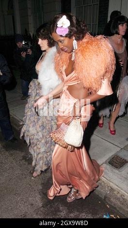 Naomi Campbell arrive à Claridges pour le 30ème anniversaire de Kate Moss.La fête star-studed, avec un thème basé sur le roman populaire de F Scott Fitzgerald, le beau et le damné, a déménagé à la maison du cinéaste Sam Taylor-Wood. Banque D'Images