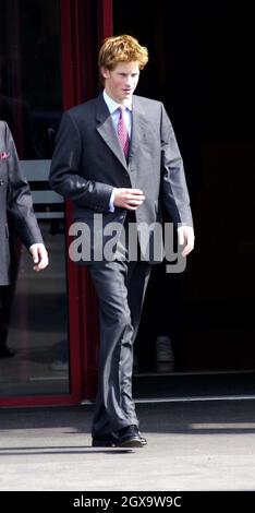 Le Prince Harry avec le président de la WHUFC Terrance Brown après une visite au West Ham FC. Banque D'Images