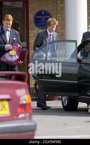 Le Prince Harry avec le président de la WHUFC Terrance Brown après une visite au West Ham FC. Banque D'Images