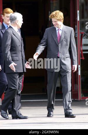 Le Prince Harry avec le président de la WHUFC Terrance Brown après une visite au West Ham FC. Banque D'Images