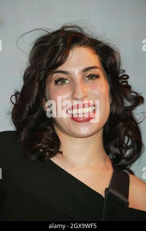 Amy Winehouse joue en direct sur scène au magasin HMV d'Oxford Street à Londres. Banque D'Images