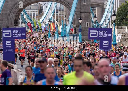 Une masse de coureurs amusants et de gagnants de bulletins de vote se disputer le Virgin Money London Marathon 2021, à Tower Hill, Londres, Royaume-Uni, après avoir traversé Tower Bridge Banque D'Images