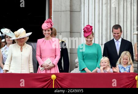 Princesse Eugénie, Camilla, duchesse de Cornouailles, Catherine, duchesse de Cambridge,Autumn Phillips, Isla Phillips, Savannah Phillips et Peter Phillips regardent depuis le balcon de Buckingham Palace lors du défilé annuel de la couleur à Londres le 17 juin 2017. Banque D'Images