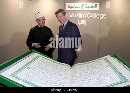 HRH le Prince de Galles visite le Muslim College, Ealing, Londres Ouest.Le collège est une institution universitaire de premier plan dans l'étude de l'Islam.Le Dr Zaki Badawi, directeur du Collège musulman, montre au prince un grand exemplaire du Coran.Â Anwar Hussein/allactiondigital.com Banque D'Images