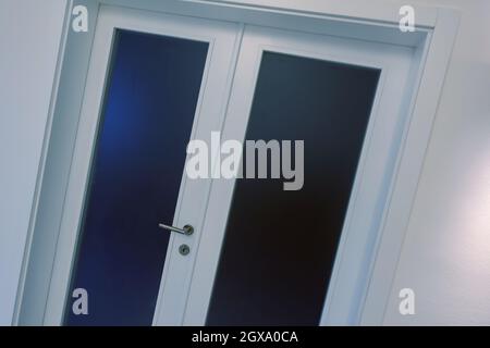 double porte en verre avec cadre en bois blanc dans l'intérieur de la chambre vide Banque D'Images