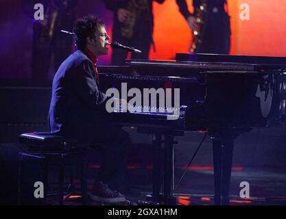 Jamie Cullum joue en direct sur scène aux Brit Awards 2004 au centre d'exposition Earls court de Londres. Banque D'Images