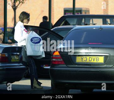 Victoria Beckham a vu acheter des couches pour son fils Brooklyn, David a tiré sa Mercedes à côté de la sortie du magasin pour empêcher que Posh soit photographié Banque D'Images