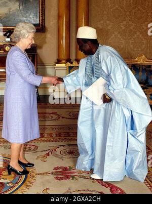 La Reine Elizabeth II de Grande-Bretagne reçoit son Excellence l'Ambassadeur du Mali, M. Ibrahim Bocar Ba, qui a présenté sa lettre de créance au Palais de Buckingham, à Londres. Banque D'Images