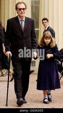 Le chanteur des années soixante Ray Davies, 59 ans, du groupe The Kinks avec sa fille Eva, 7 ans, après avoir reçu une CBE pour des services de musique dans la liste des distinctions honorifiques du nouvel an. Banque D'Images