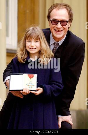 Le chanteur des années soixante Ray Davies, 59 ans, du groupe The Kinks avec sa fille Eva, 7 ans, après avoir reçu une CBE pour des services de musique dans la liste des distinctions honorifiques du nouvel an. Banque D'Images