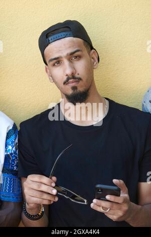portrait d'étudiant ou de jeune homme d'affaires à la mode du moyen-orient Banque D'Images