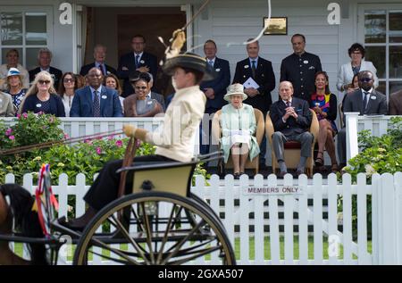 La reine Elizabeth ll et le duc d'Édimbourg, dans sa première sortie publique depuis son séjour à l'hôpital, regardent un défilé de la British Driving Society lors de la finale de la coupe Bentley Motors Royal Windsor Cup au club de polo Guards à Windsor Great Park le 25 juin 2017. Banque D'Images