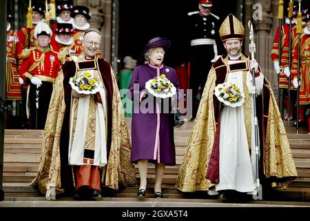 La reine Elizabeth II de Grande-Bretagne remet de l'argent à maundy lors du Royal Maundy Service tenu à la cathédrale anglicane de Liverpool, le jeudi 8 2004 avril.Les porte-monnaie traditionnels Maundy contenant des pièces de monnaie en minted ont été remis à 78 hommes et 78 femmes, le nombre choisi pour marquer la 78e année de la Reine. Banque D'Images