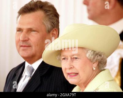 Le président polonais Aleksander Kwasniewski inspecte les gardes au palais de Buckingham, Londres. Banque D'Images