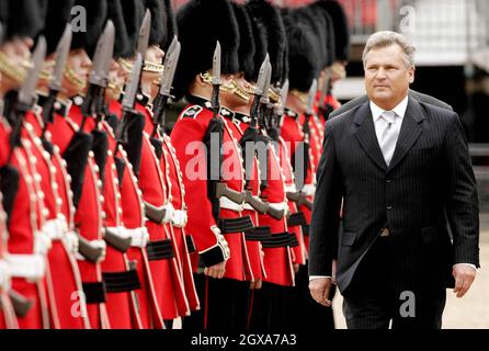 Le président polonais Aleksander Kwasniewski inspecte les gardes au palais de Buckingham, Londres. Banque D'Images