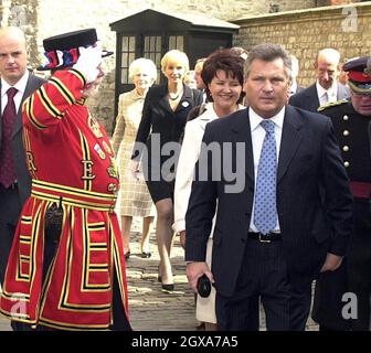 Le président polonais Aleksander Kwasniewski inspecte les gardes au palais de Buckingham, Londres. Banque D'Images