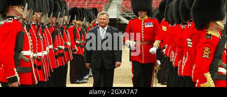 Le président polonais Aleksander Kwasniewski inspecte les gardes au palais de Buckingham, Londres. Banque D'Images