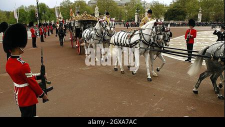 Le président polonais Aleksander Kwasniewski inspecte les gardes au palais de Buckingham, Londres. Banque D'Images