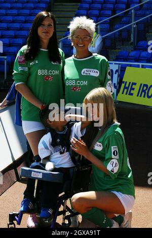 JO Guest et JO Lawden au Soccer six au Madejski Stadium de Reading Berkshire Banque D'Images