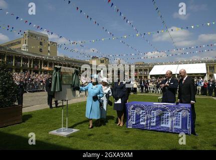 La reine Elizabeth II de Grande-Bretagne dévoile une plaque à Piece Hall, à Halifax, dans le Yorkshire, un ancien marché pour les tisserands locaux qui est maintenant un centre d'affaires prospère pour les petits commerçants spécialisés dans les arts créatifs, le jeudi 27 mai 2004.Elle et le duc d'Édimbourg rencontraient des entreprises locales et assistaient à une représentation d'un groupe de théâtre local qui se spécialise dans l'utilisation du théâtre pour renforcer la confiance dans les jeunes. Banque D'Images