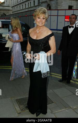 Angela Rippon arrive au bal de gala de la Croix-Rouge britannique au Bureau des Affaires étrangères et du Commonwealth de Londres. Banque D'Images