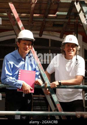 Dr Simon Thurley, directeur général de English Heritage et Griff Rhys-Jones lancent des bâtiments à risque pour le patrimoine national, à la maison Chandos, rue Queen Anne, à Londres. Banque D'Images