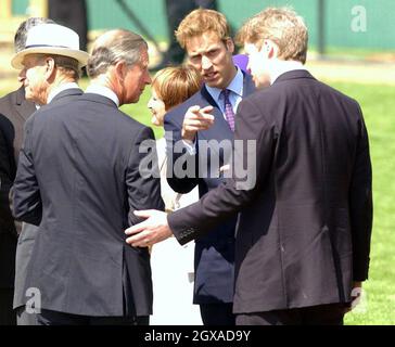 Earl Spencer, frère de Diana, princesse de Galles, parle au prince de Galles et à son fils aîné, le prince William, à l'ouverture d'une fontaine construite à la mémoire de la princesse dans Hyde Park à Londres. Banque D'Images