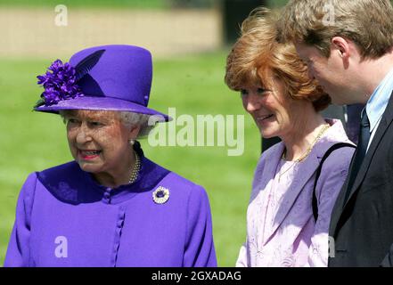 Frère de la princesse Diana, Earl Spencer et sa sœur Lady Sarah McCorquodale discutent avec la reine Elizabeth II lors du dévoilement d'une fontaine commémorative dédiée à Diana à Hyde Park à Londres. Banque D'Images