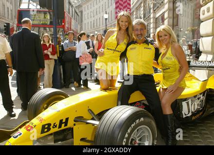 Eddie Jordan avec des babes de fosse Michelle Clack (à gauche) et Leah Newman (à droite). Ensemble, ils ont lancé le Regent Street Formula 1 Parade qui a lieu le 060704. Le trio, qui a annoncé les détails de l'itinéraire, les sponsors et les pilotes participant à l'événement, pose avec une voiture Jordan F1 devant Austin Reed sur Regent Street. Banque D'Images