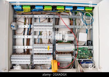 nouveau système automatisé d'alimentation et de distribution électrique. Boîtiers électriques avec équipement haute tension. Le système d'alimentation électrique TH Banque D'Images