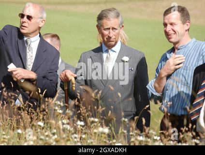 HRH le Prince de Galles s'entretient avec Peter Kindersley (à gauche) et le concepteur de systèmes Reed Bed Chris Weedon lors de sa visite à Sheepdroud Organic Farm près de Lambourn, Berkshire. Banque D'Images