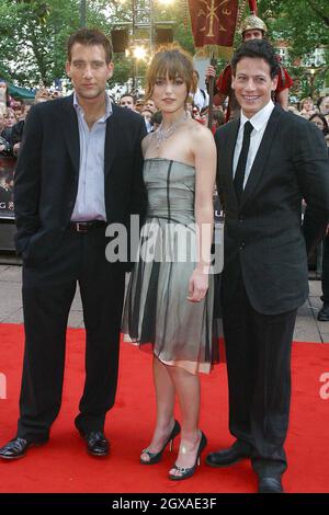 Clive Owen, Keira Knightley et Ioan Gruffudd assistent à la première cinématographique européenne du roi Arthur à l'UCI Empire Leicester Square. Banque D'Images