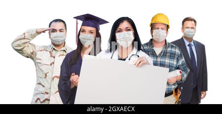 Variété de personnes dans différentes professions portant des masques médicaux de visage tenant le signe blanc au milieu de la pandémie de coronavirus. Banque D'Images