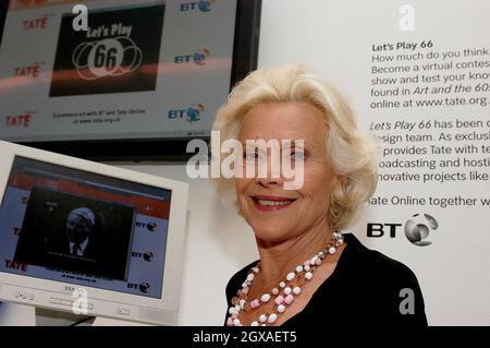 L'actrice Honneur Blackman lance let's Play 66 - un quiz en ligne, à Tate Britain, Londres. Banque D'Images