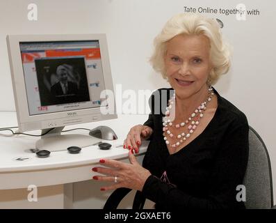 L'actrice Honneur Blackman lance let's Play 66 - un quiz en ligne, à Tate Britain, Londres. Banque D'Images