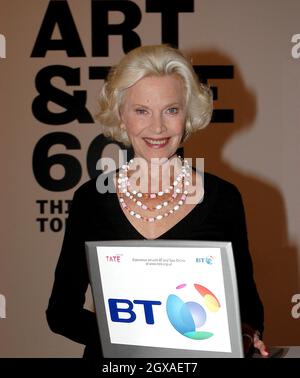 L'actrice Honneur Blackman lance let's Play 66 - un quiz en ligne, à Tate Britain, Londres. Banque D'Images