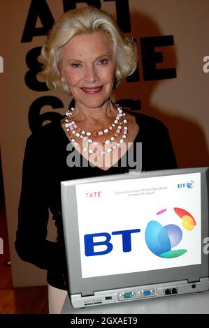 L'actrice Honneur Blackman lance let's Play 66 - un quiz en ligne, à Tate Britain, Londres. Banque D'Images