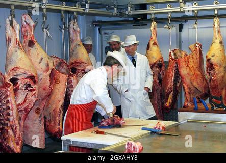 Le Prince de Galles dans une boutique de Butchers lors de sa visite au marché aux enchères de Skipton.Le prince qui portait une abrasion sur le pont de son nez qui était le résultat d'un argument avec une haie, ont déclaré les responsables.Charles, était de retour dans le comté pour poursuivre sa campagne pour encourager la renaissance des communautés rurales et plus tard dans la journée devait ouvrir un nouveau centre agricole, rural d'affaires, d'éducation et de formation.Â Anwar Hussein/allactiondigital.com Banque D'Images