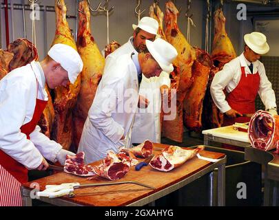 Le Prince de Galles dans une boutique de Butchers lors de sa visite au marché aux enchères de Skipton.Le prince qui portait une abrasion sur le pont de son nez qui était le résultat d'un argument avec une haie, ont déclaré les responsables.Charles, était de retour dans le comté pour poursuivre sa campagne pour encourager la renaissance des communautés rurales et plus tard dans la journée devait ouvrir un nouveau centre agricole, rural d'affaires, d'éducation et de formation.Â Anwar Hussein/allactiondigital.com Banque D'Images