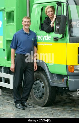 Matthew Pinsent CBE, champion olympique, et Jennie Price, chef de la direction de WRAP (le programme d'action pour les déchets et les ressources), lancent Recyclent Now,Une nouvelle campagne publicitaire nationale multimédia de 10 millions de livres pour encourager les gens à recycler plus souvent les ordures ménagères et dévoilera également un nouveau symbole national pour le recyclage.Le lancement a eu lieu à East Piazza, Covent Garden, Londres. Banque D'Images