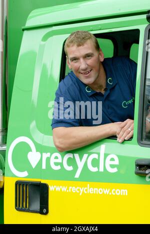 Matthew Pinsent CBE, champion olympique, lance Recycling Now, une nouvelle campagne publicitaire nationale multimédia de 10 millions de livres pour encourager les gens à recycler plus souvent les ordures ménagères et dévoilera également un nouveau symbole national pour le recyclage.Le lancement a eu lieu à East Piazza, Covent Garden, Londres. Banque D'Images